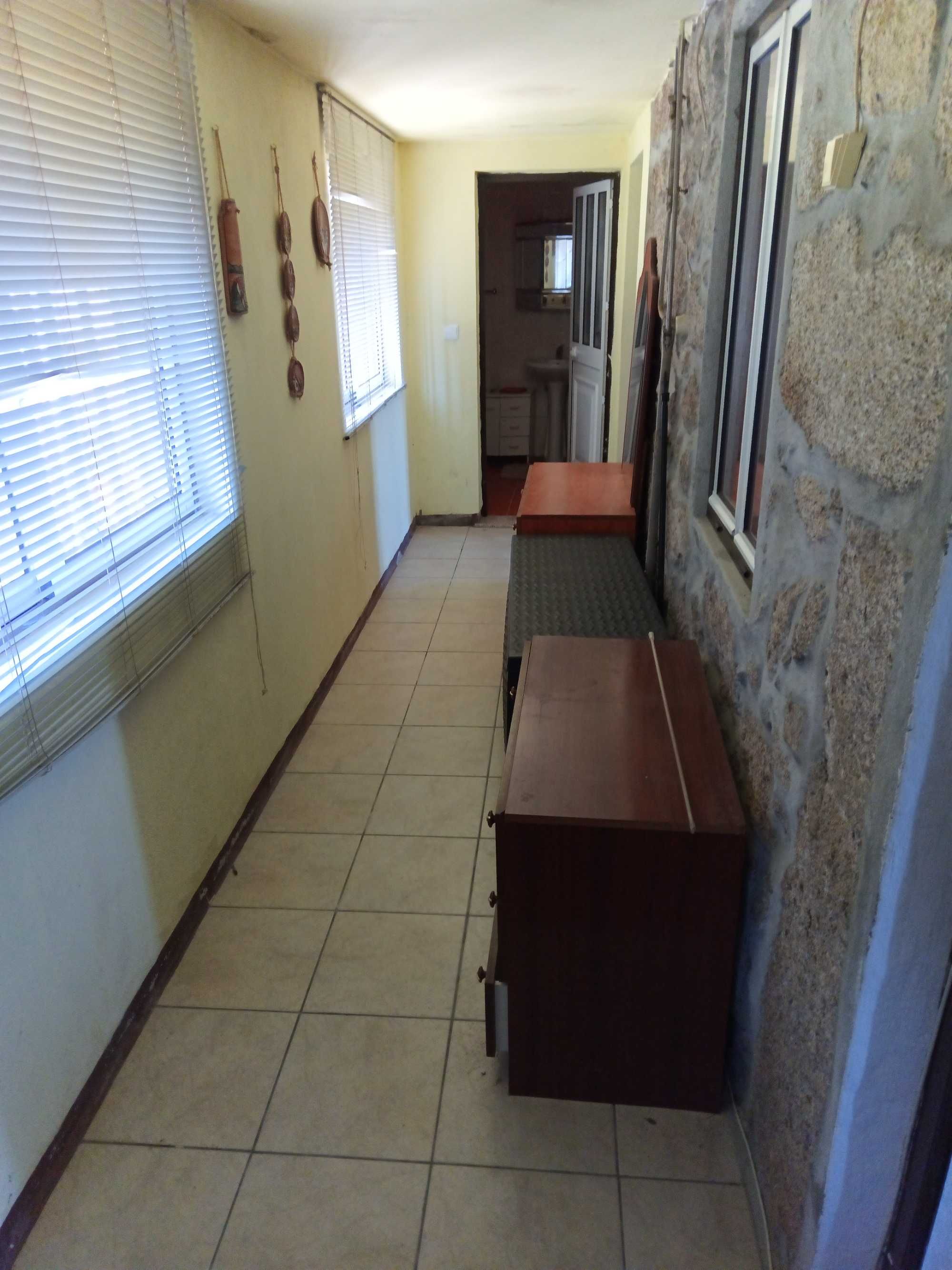Quinta com casa, terrenos e pinhais