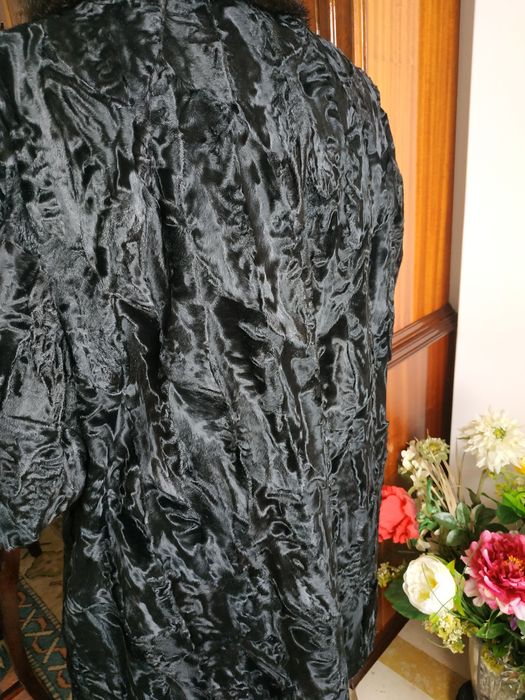 Casaco de pele genuíno Astrakan com gola em vison