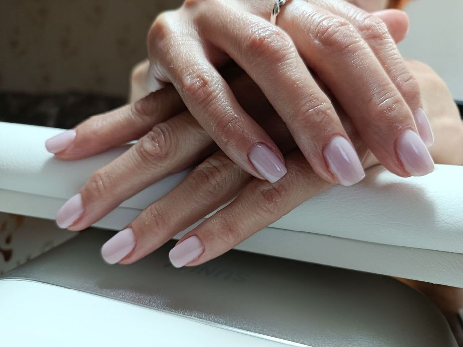 Майстер манікюру (чоловік) шукає моделей