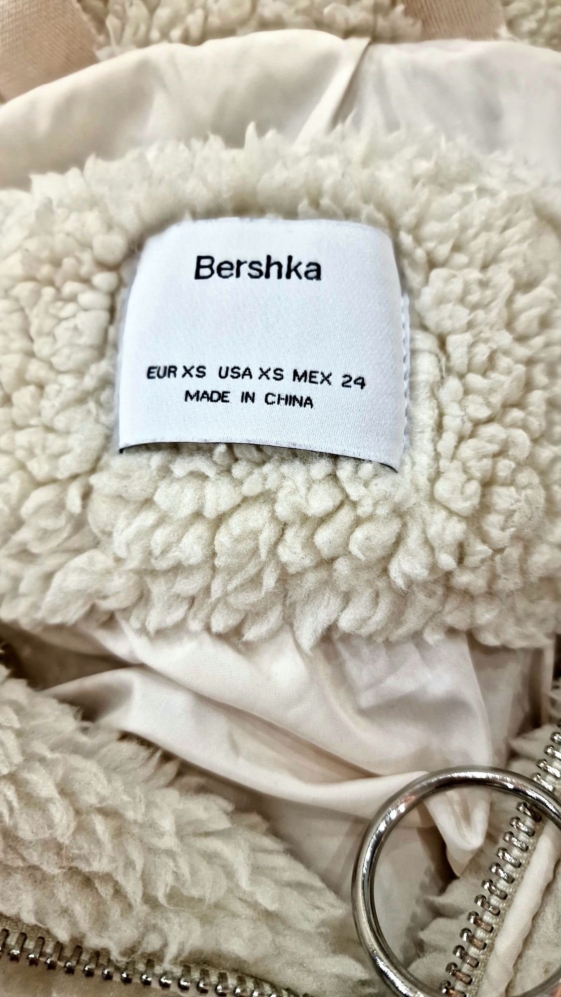 Шуба тедд молочного кольору Bershka