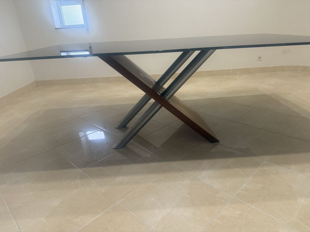 Vendo mesa de vidro duplo preta com madeira  e cama  em couro braco