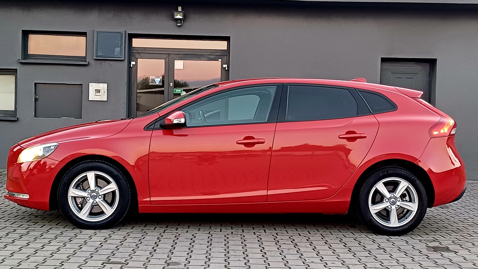 Volvo v40 benzyna 2.0 przebieg 102 tyś km
