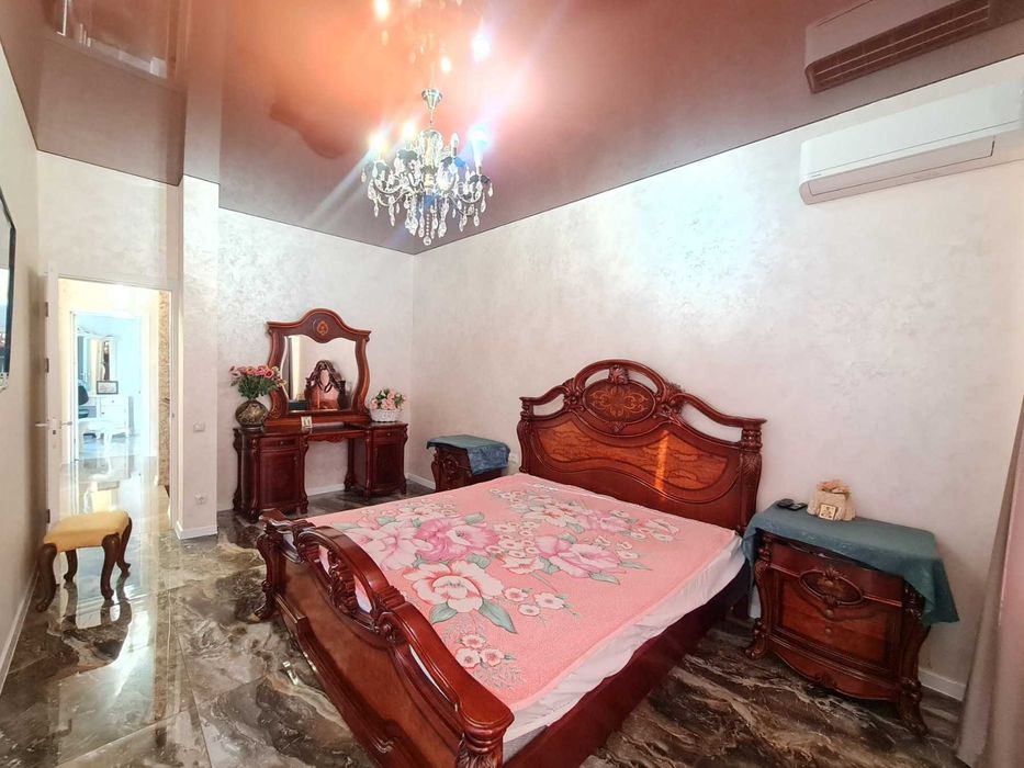 Хозяйский частный дом с гаражом на Таирова Левитана Королева