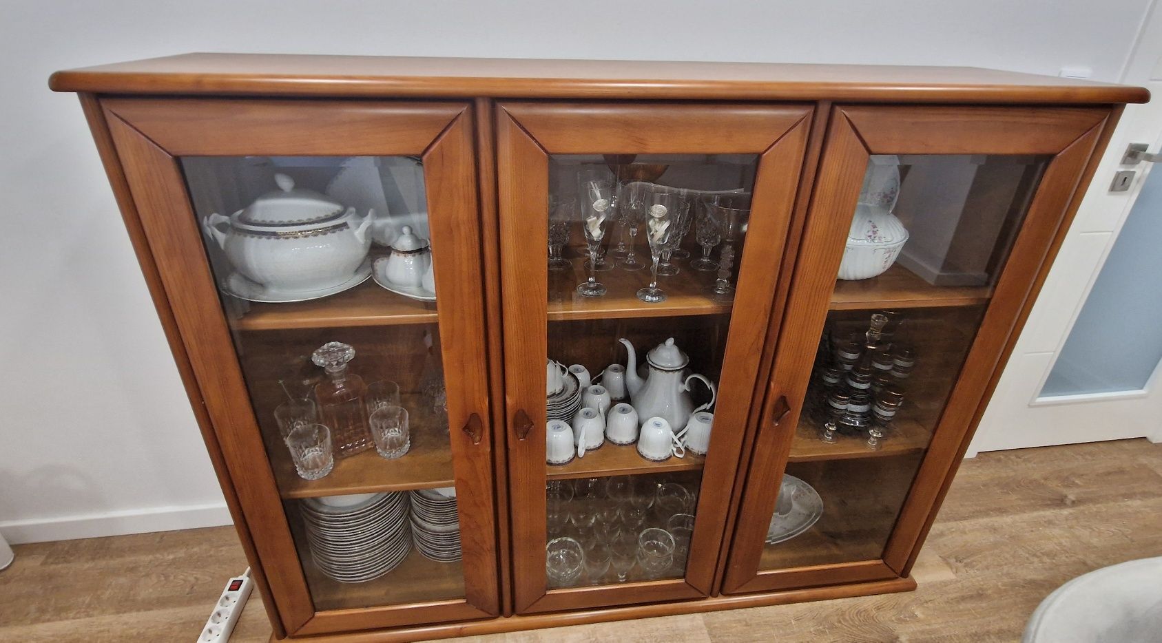 Cristaleira ou vitrine em madeira maciça