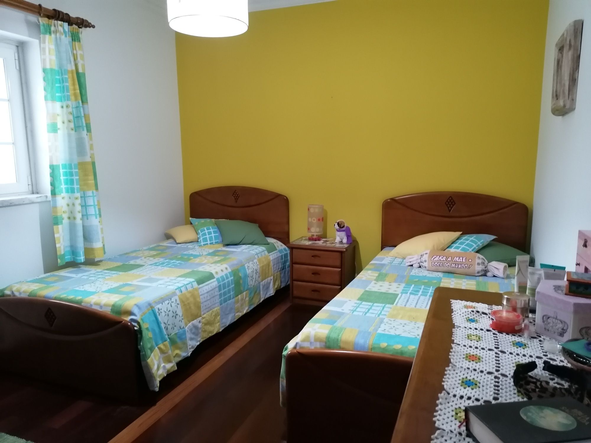 Vendo camas individuais e mesa de cabeceira.