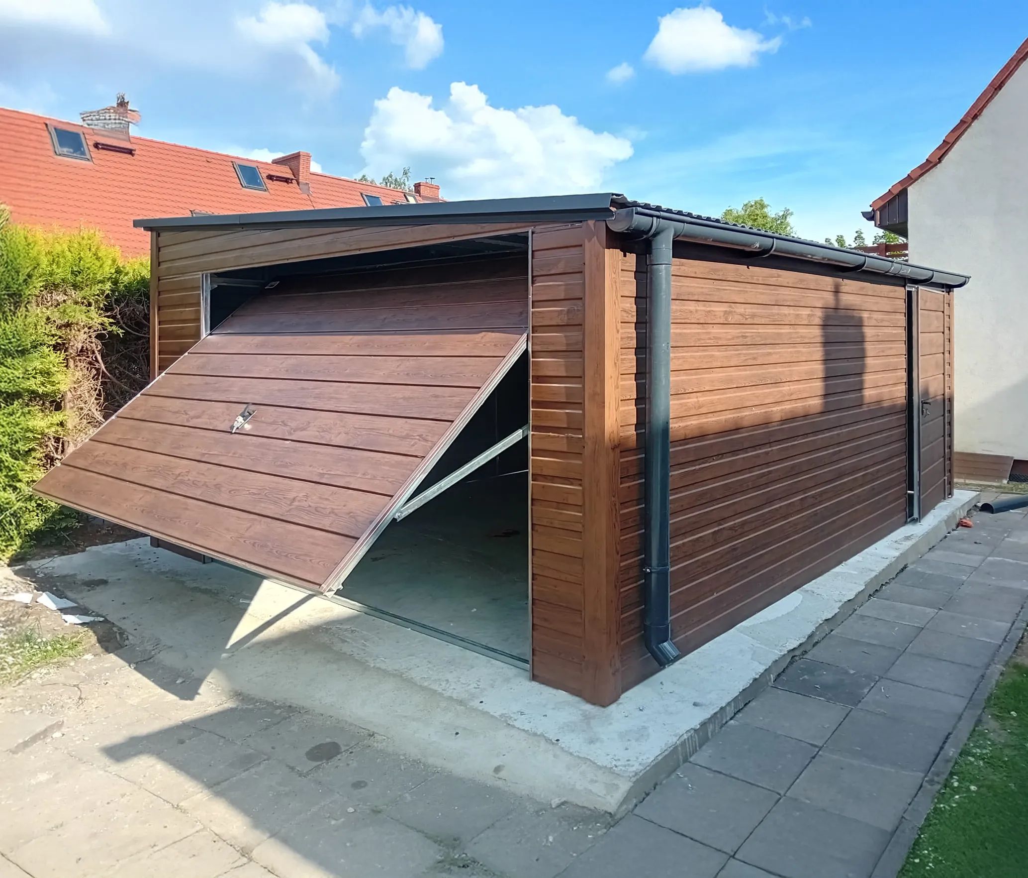 Garaż jednostanowiskowy 4x5 m - Dach jednospadowy, Brama uchylna, Drew