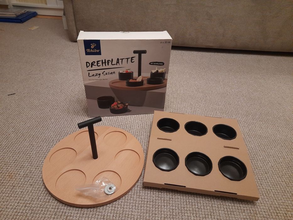 Obrotowa drewniana taca z miseczkami Tchibo