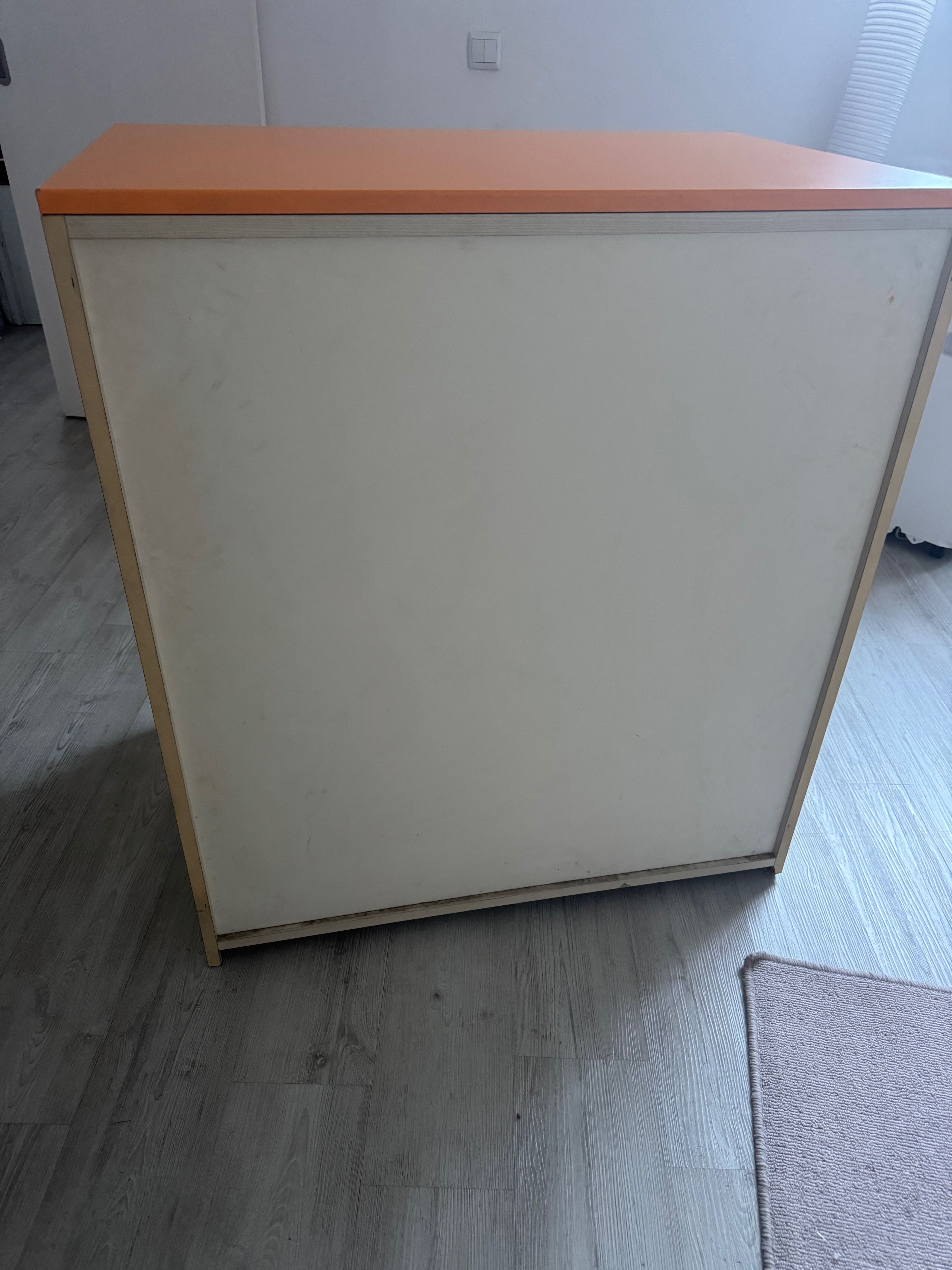 Vende-se está cómoda n compra d mesma leva um guarda-roupa de 3 portas