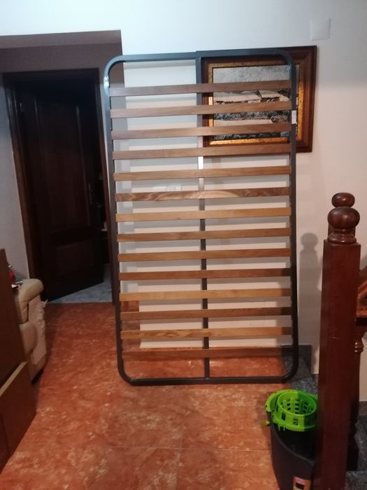 Cama de solteiro usada