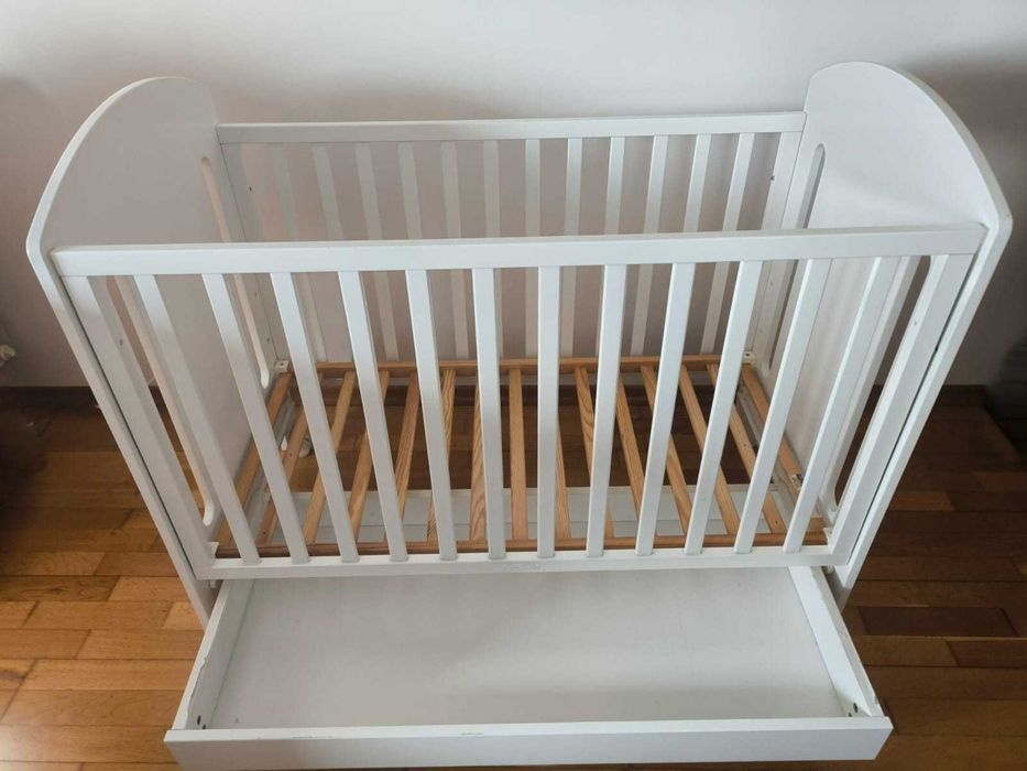 Cama de grades e cómoda Trama