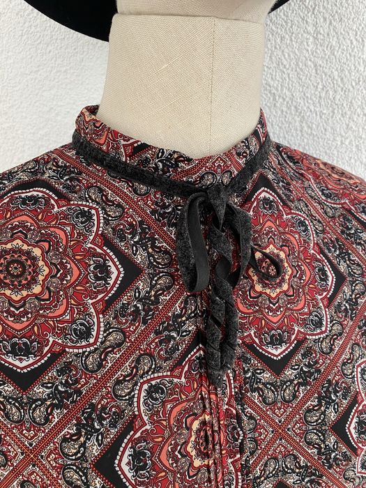 Elegancka sukienka w geometryczne wzory z krótkim rękawem BOOHOO 44