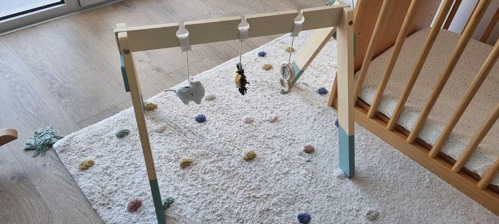 Ginásio de atividades em madeira FSC para bebês + brinquedos
