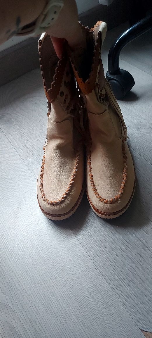 Botas bejes com franjas