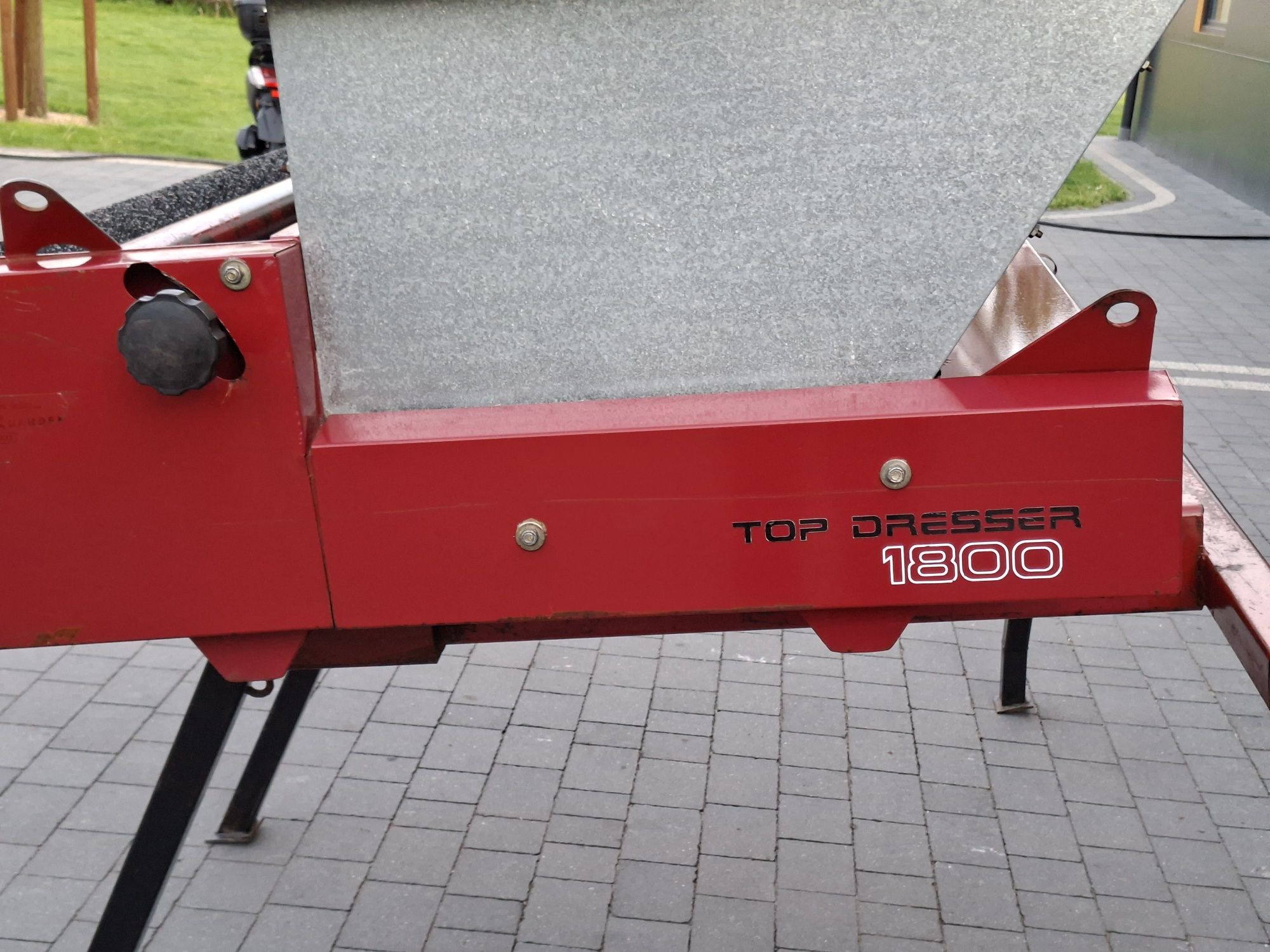 Piaskarka posypywarka piasku torfu aerator TORO na boiska pole golfowe