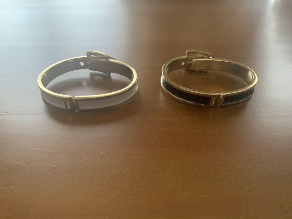 Duas pulseiras reguláveis marca Pedra Dura