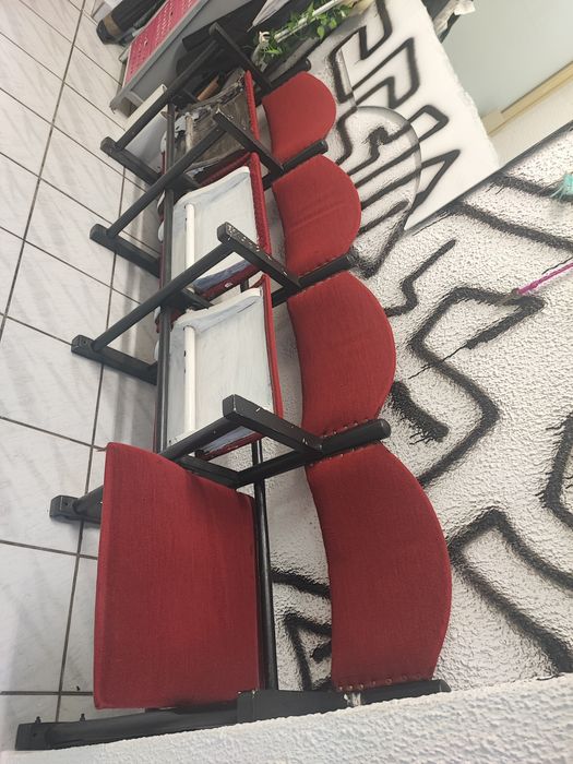Kinowe krzesła tapicerowane ławka