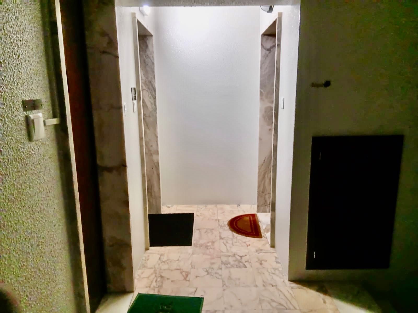 Oportunidade: vendo escritório com 3 divisões, casa de banho e garagem