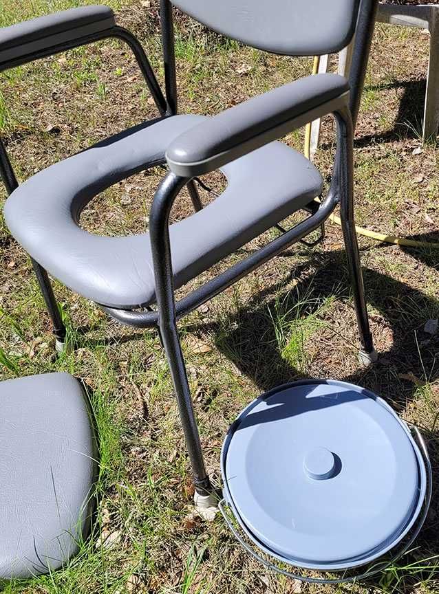 Tapicerowane krzesło toaletowe sanitarne wc z pojemnikiem i uchwytami