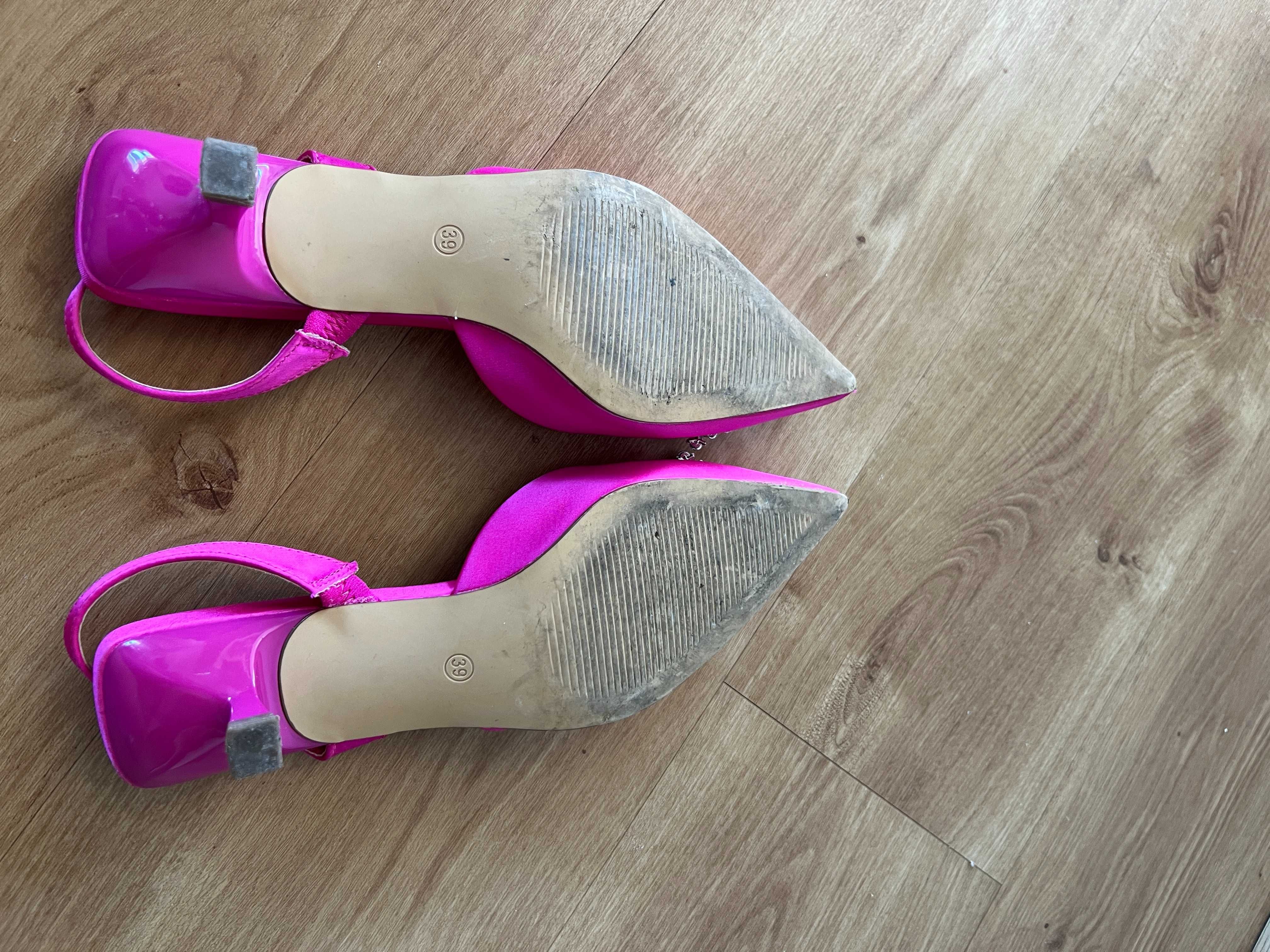 Sapatos de Cetim Catwalk com Fivela de Cristais – Tamanho 39