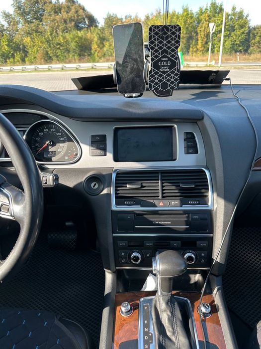 Ауді Q7 2012 р. Машина на повному ходу.