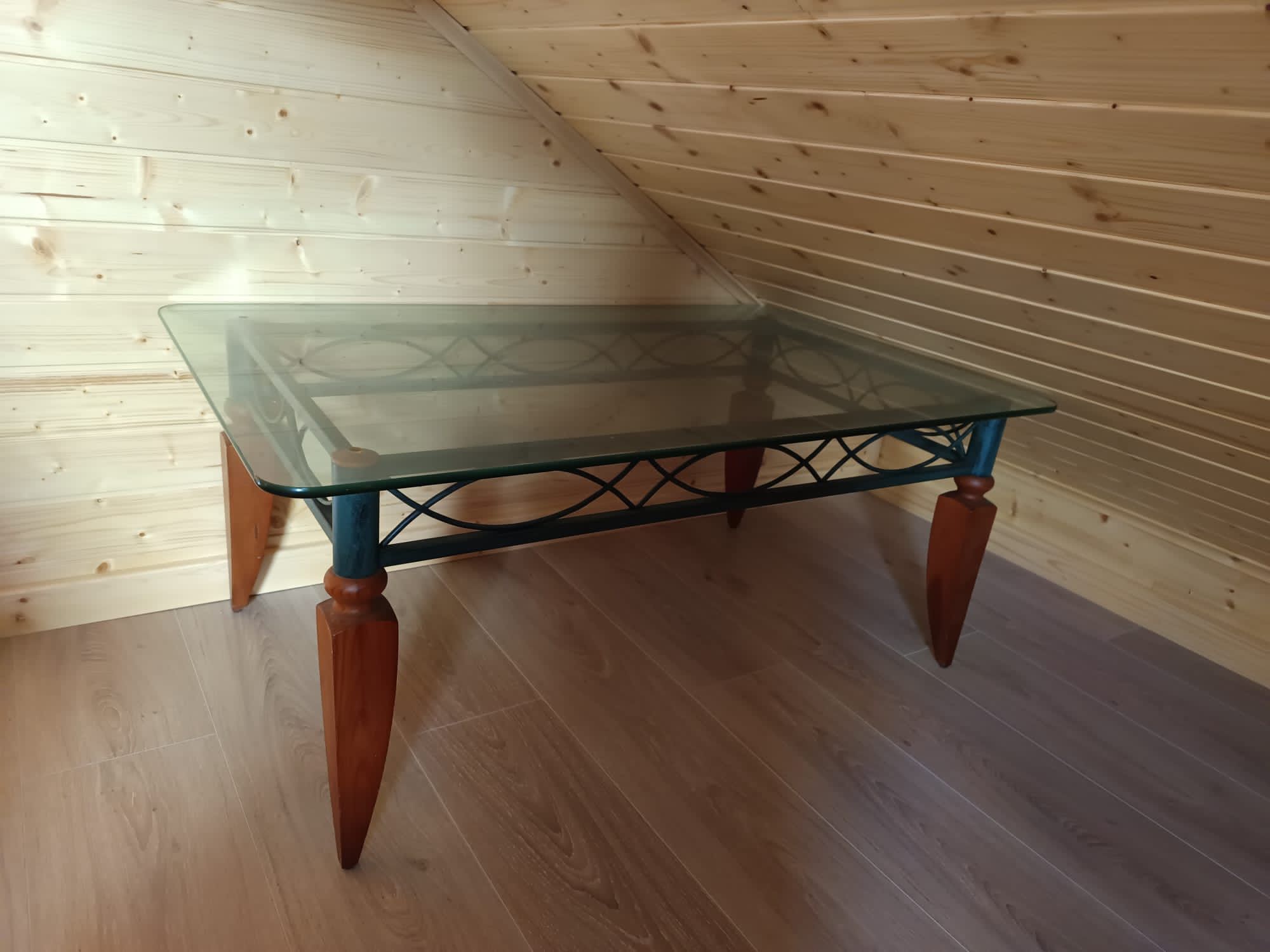 Vendo mesa com tampo de vidro.