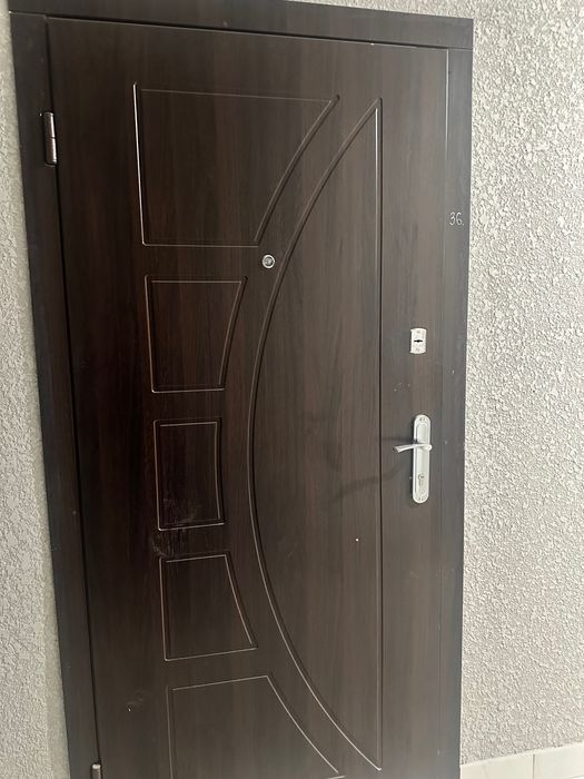 Вхідні двері середнього класу.