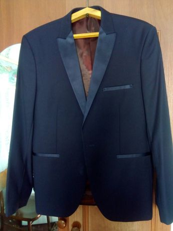 Мужской костюм темно-синего цвета