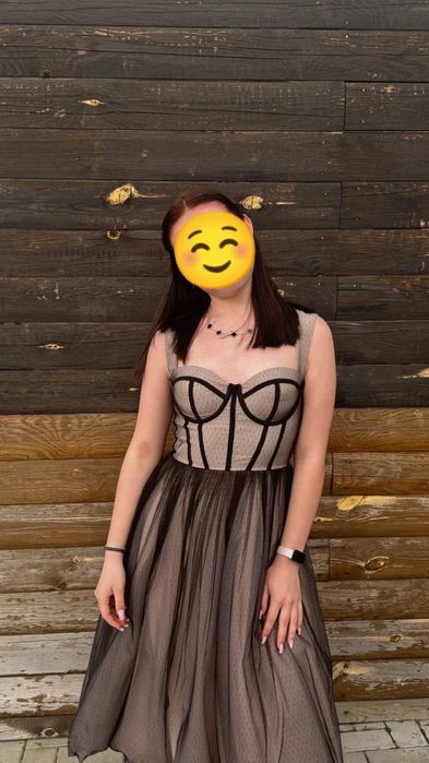 Элегантное вечернее платье с корсетным верхом.