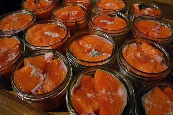 Рыбные и мясные каши,тушенка,салаты.