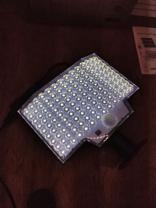 Прожектор вуличний на сонячній панелі та а