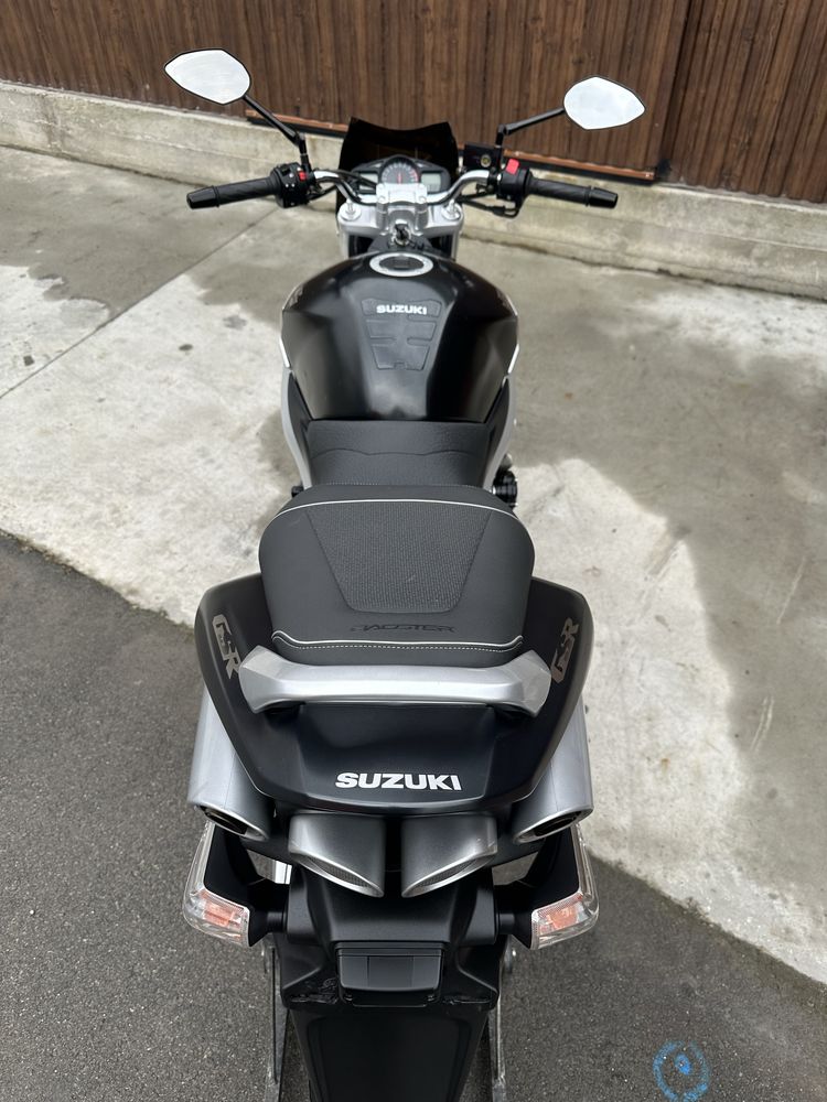 Suzuki Gsr 600.