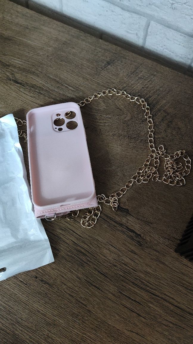 Nowe śliczne etui do iPhone 13 pro z odpinanym łańcuszkiem .