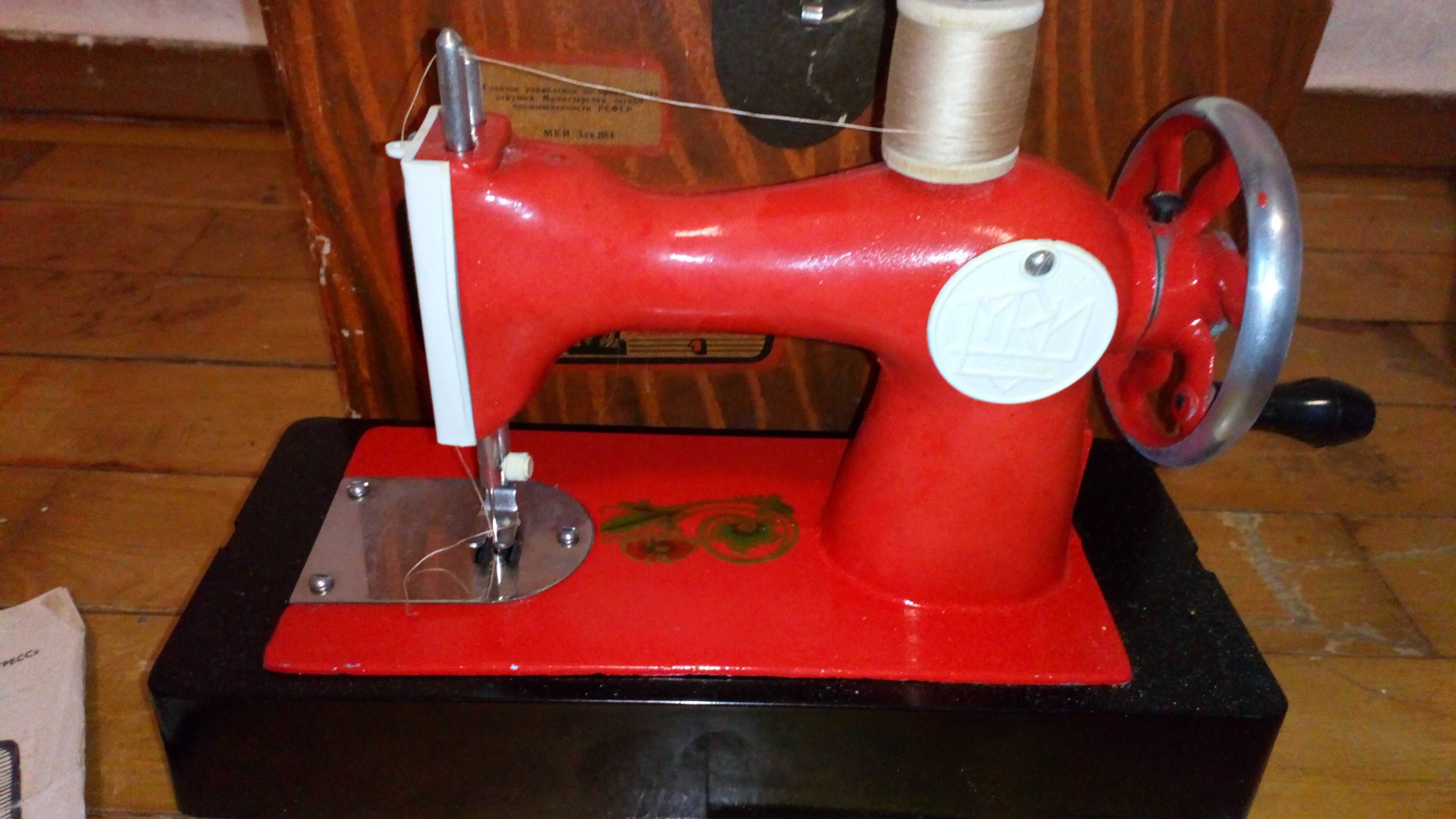 Детская швейная машина (ручная)