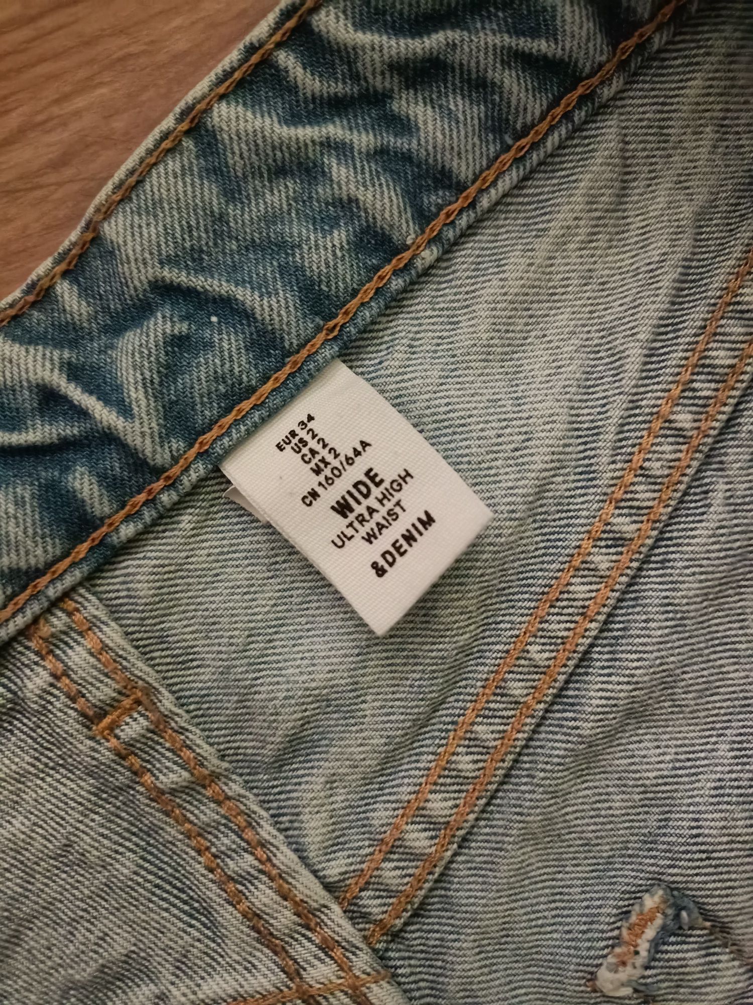 Niebieskie jeansy wide leg
