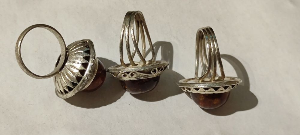 Posrebrzane pierścionki z bursztynem z PRL-u