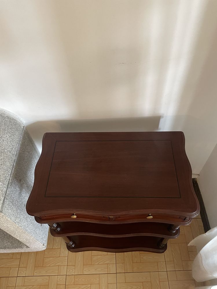 Mesa de apoio em madeira maciça
