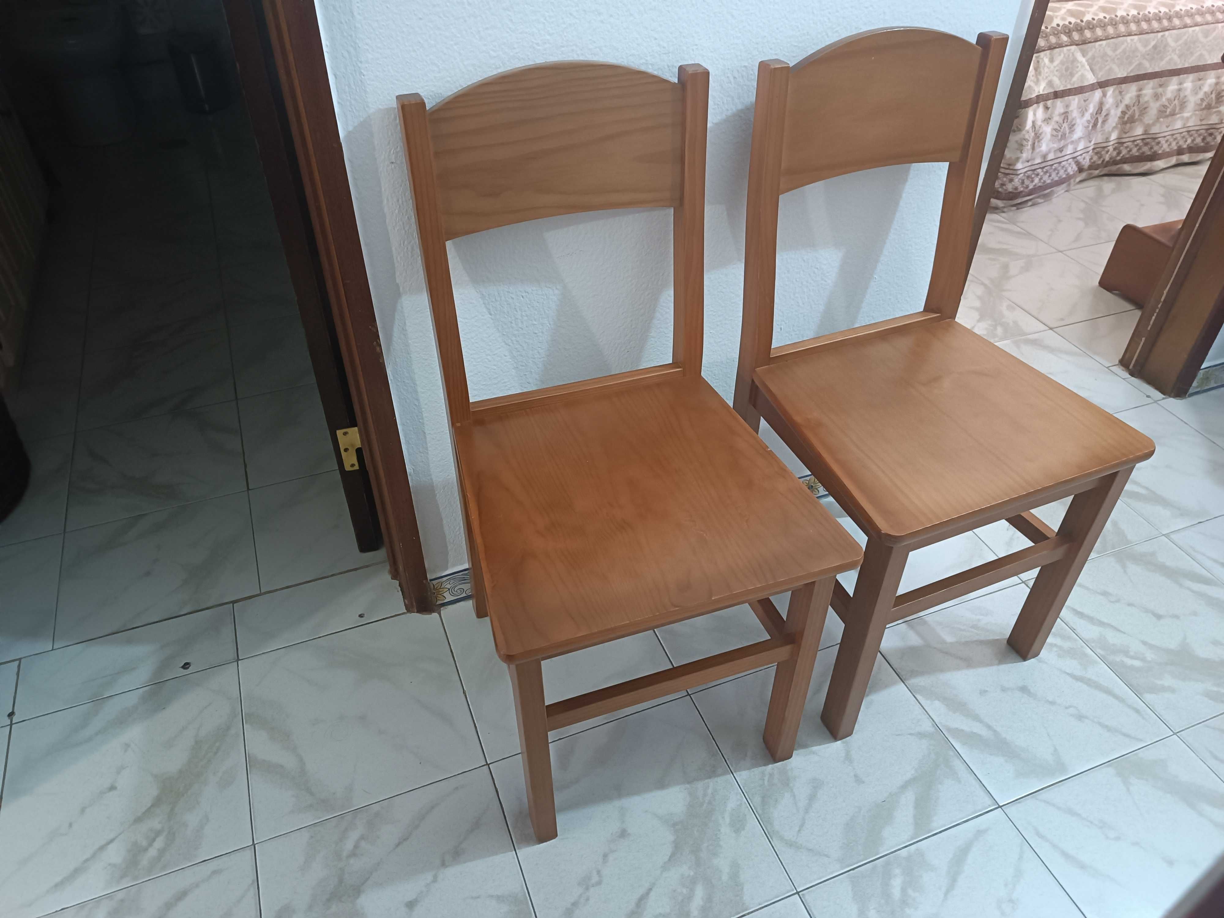 Mesa Redonda Extensível em Pinho Mel com Conjunto de 8 Cadeiras