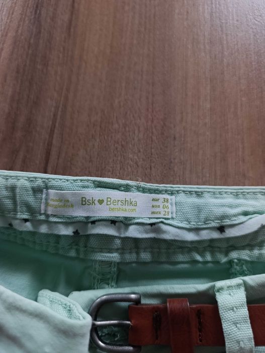 szorty z paskiem Bershka