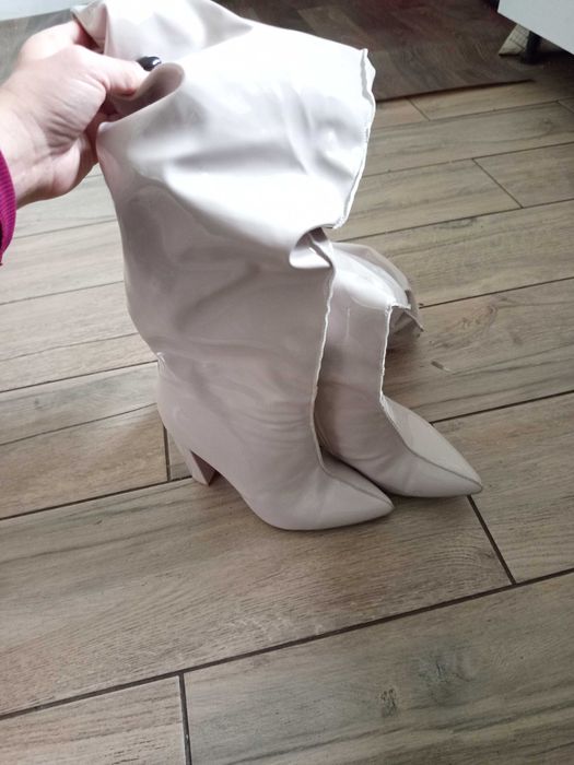 Чудові лакові високі сапоги