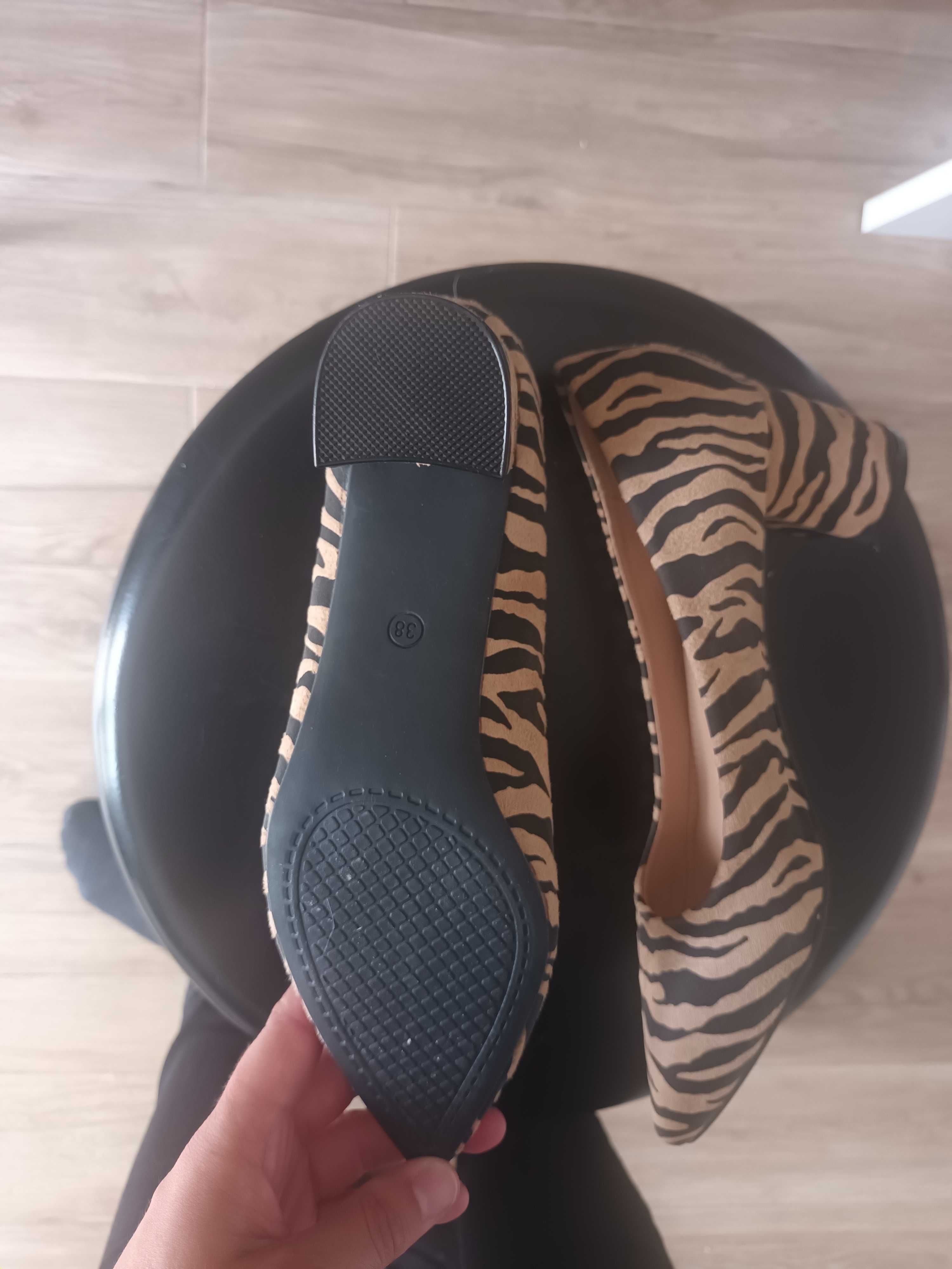 Sapatos de salto zebra