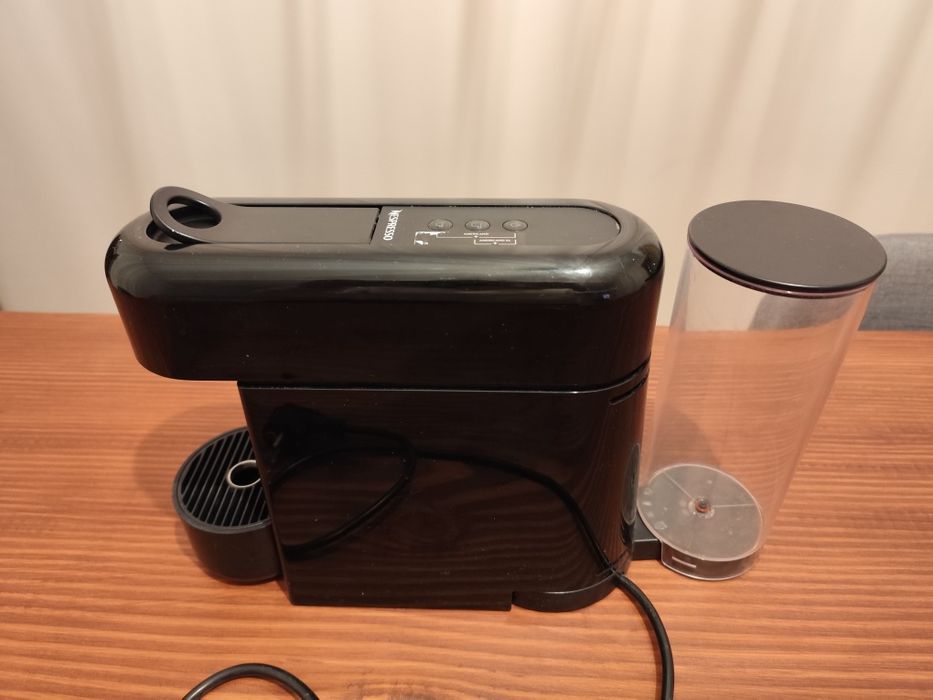Maquina de Café cápsulas Nespresso Essenza Plus