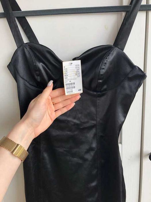 Sukienka czarna mała pięknie podkreślająca figurę (Divided H&M)