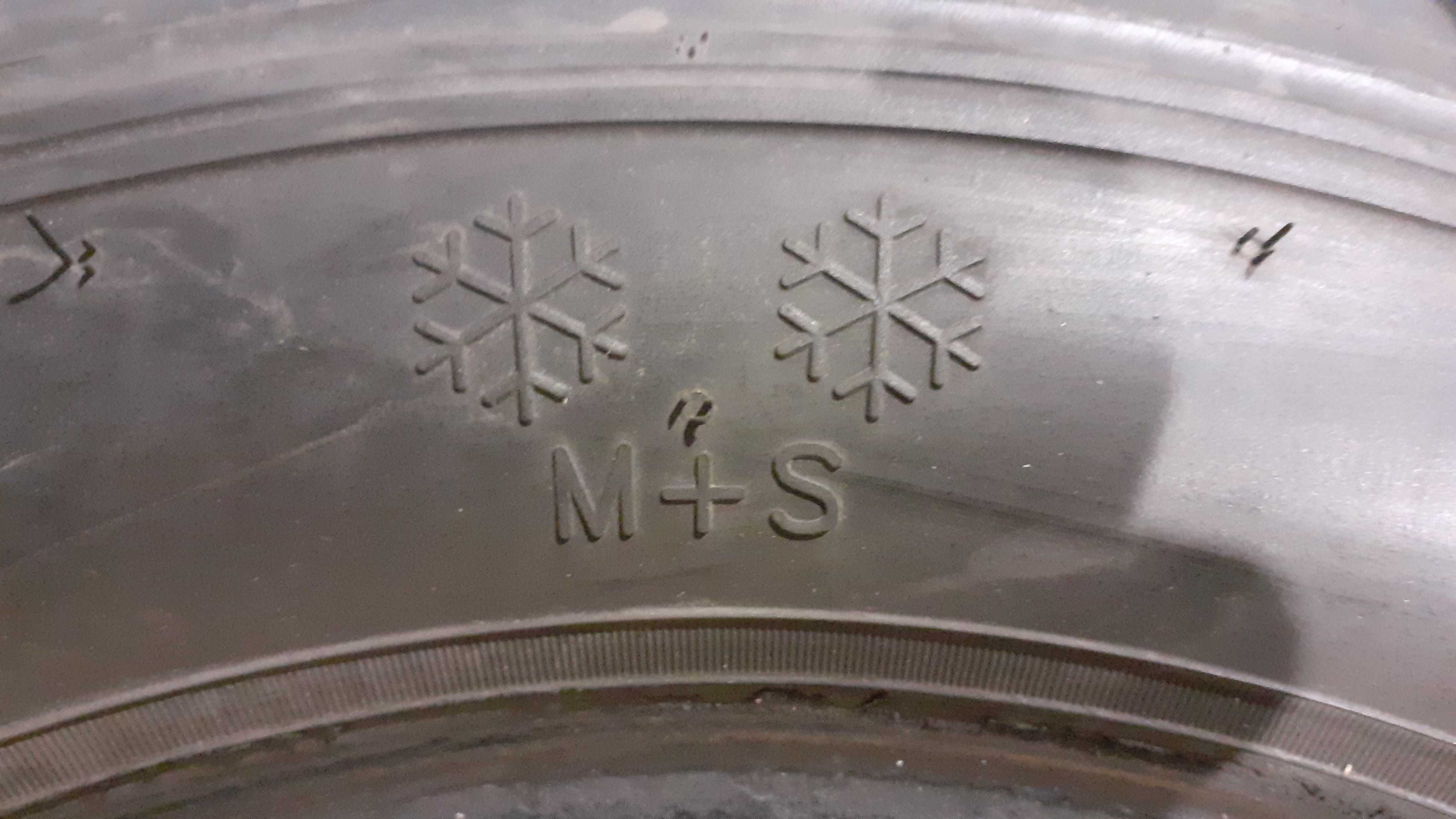 Opony Zimowe (Bieżnikowane) 215/65R16