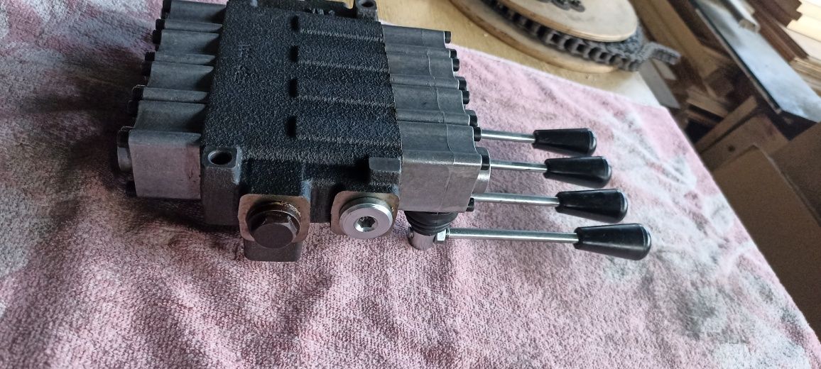 Rozdzielacz hydrauliczny Waryński 40 litrów  4 sekcje - Okazja !