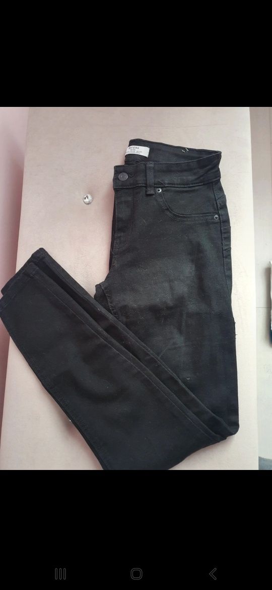 Czarne jeansy bershka