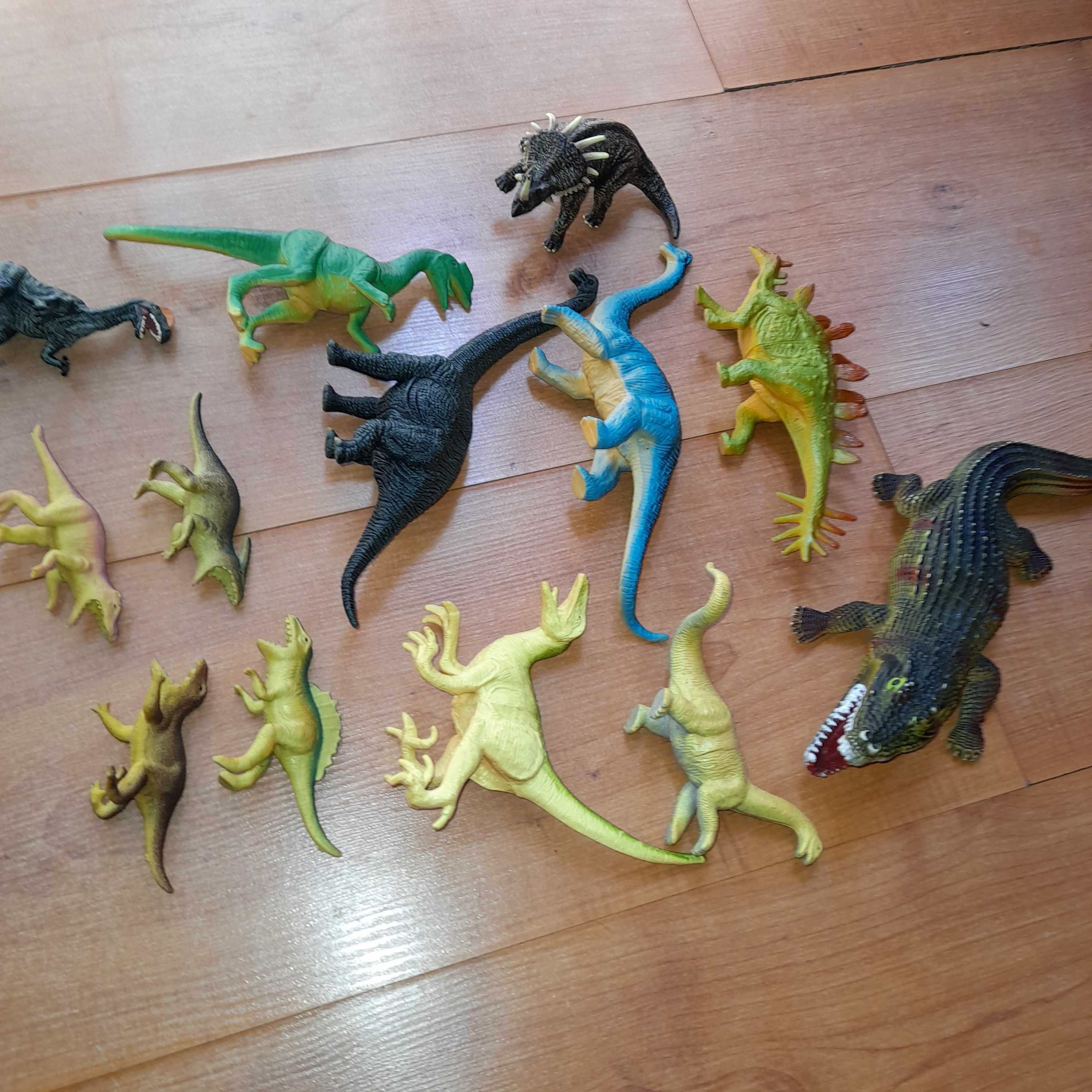 Conjunto de 13 Figuras de Plastico - Dinossauros