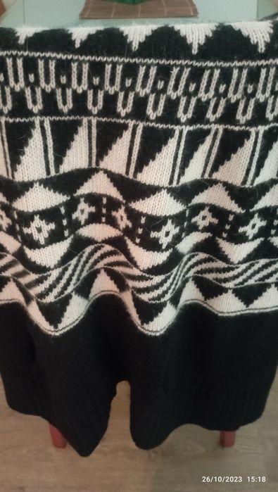 Poncho de senhora com aberturas para as.maos em lã como novo