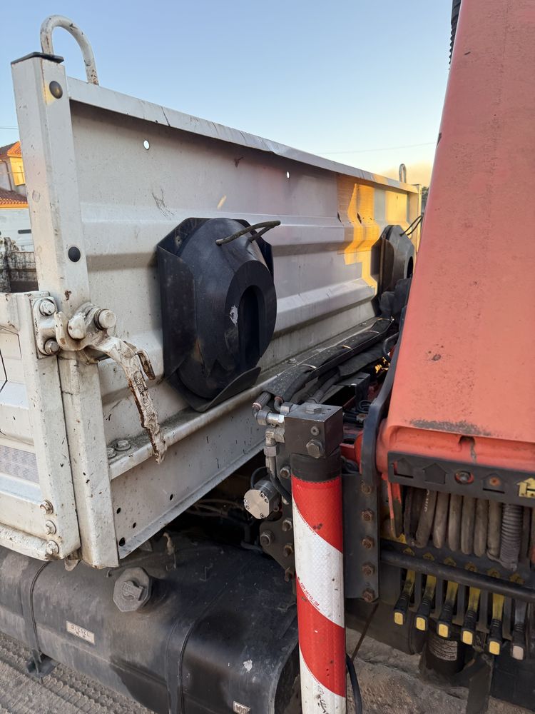 Mitsubishi Fuso com grua e bascúla