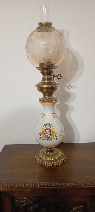 Lampka nocna stylizowana na lampę naftową