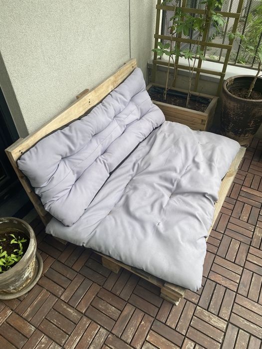 Paleta ogrodowa z poduszkami do siedzenia